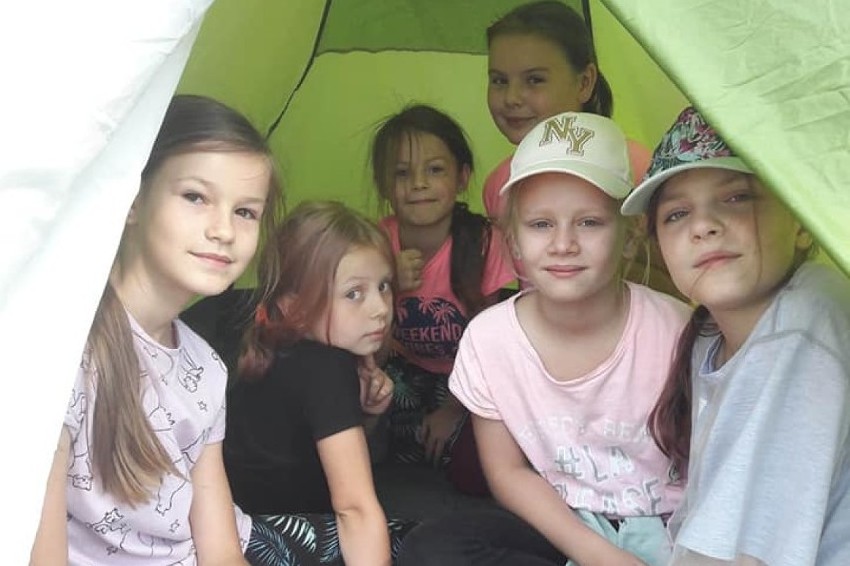Na zdjęciu dzieci w namiocie