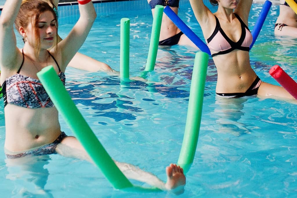 Na zdjęciu kobiety w basenie podczas zajęć fitness