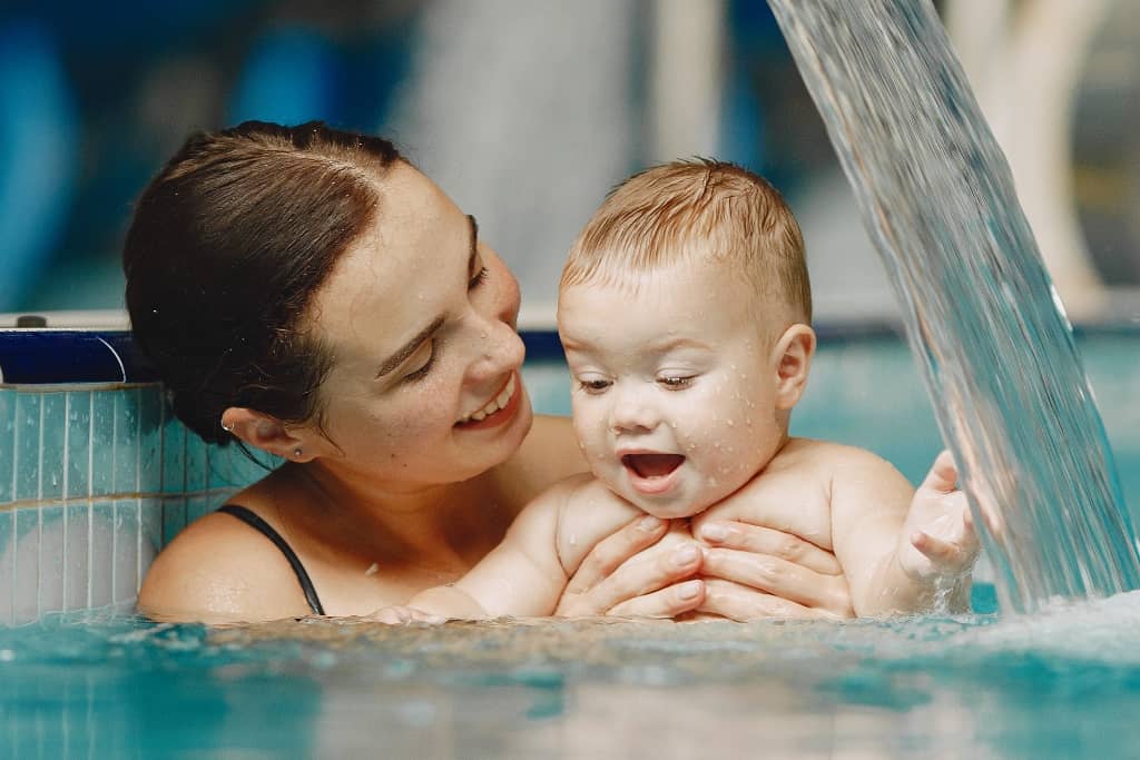 Na zdjęciu kobieta i dziecko w basenie
